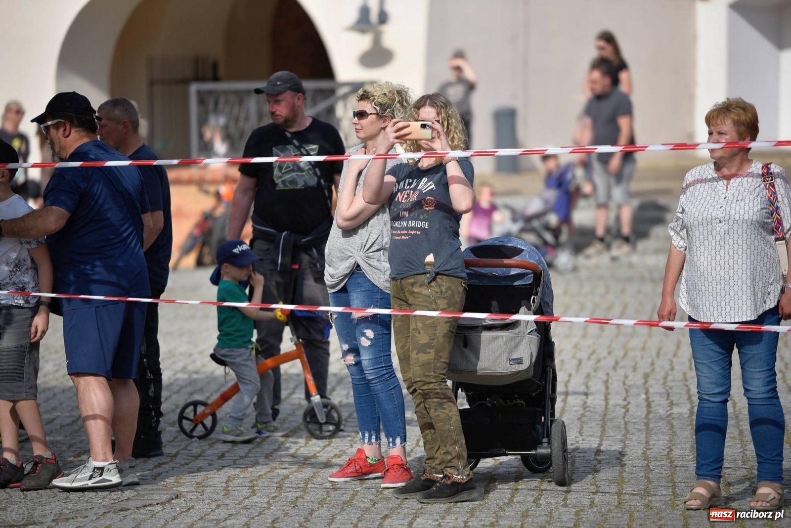 Zdjęcie w galerii na portalu naszraciborz.pl: Atak na konwój. Pokaz grupy interwencyjnej SW na raciborskim zamku [FOTO i WIDEO] wiadomości z regionu