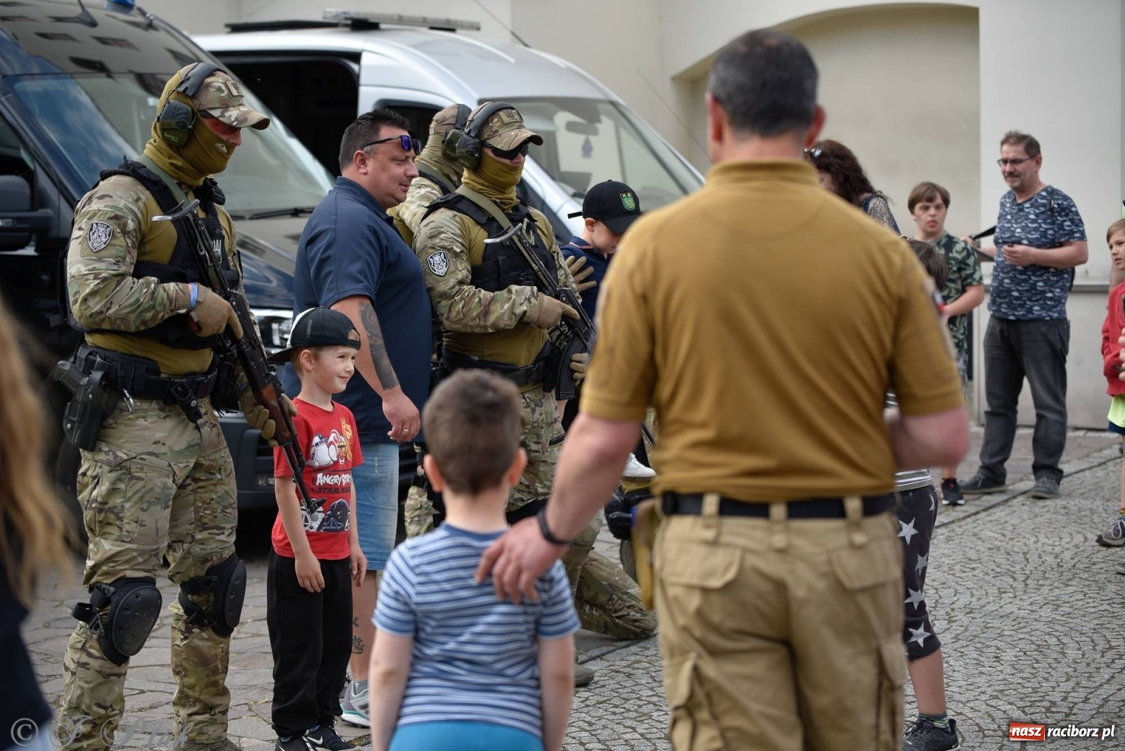 Zdjęcie w galerii na portalu naszraciborz.pl: Atak na konwój. Pokaz grupy interwencyjnej SW na raciborskim zamku [FOTO i WIDEO] wiadomości z regionu