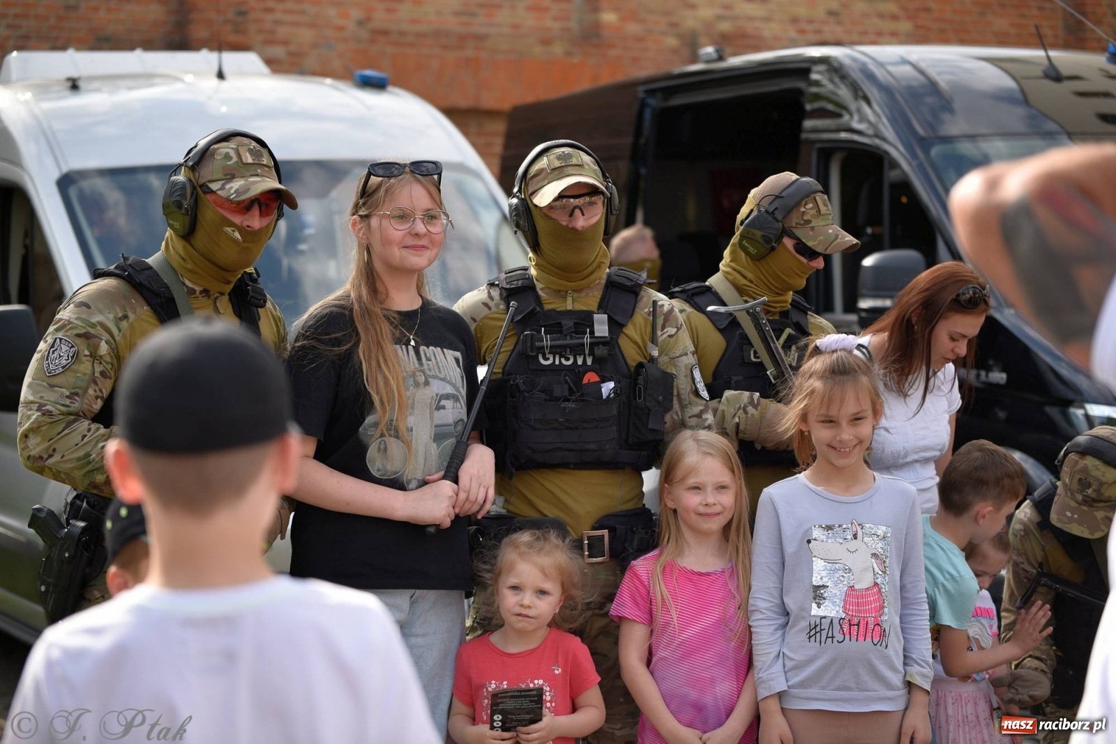 Zdjęcie w galerii na portalu naszraciborz.pl: Atak na konwój. Pokaz grupy interwencyjnej SW na raciborskim zamku [FOTO i WIDEO] wiadomości z regionu