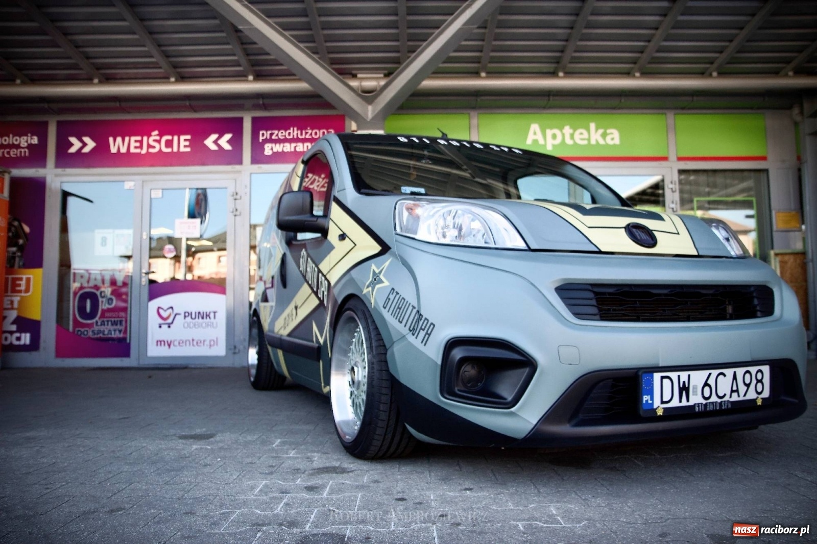 Zdjęcie w galerii na portalu naszraciborz.pl: Gratka dla miłośników motoryzacji na Opawskiej [FOTO] wiadomości z regionu