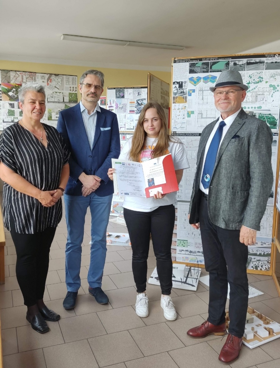 Zdjęcie w galerii na portalu naszraciborz.pl: Studentka PWSZ zwyciężyła w konkursie pod patronatem prof. Buzka wiadomości z regionu