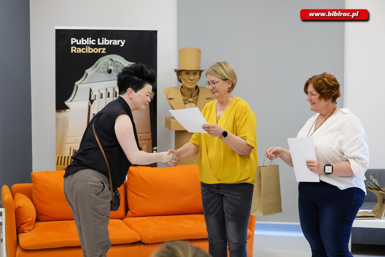 Zdjęcie w galerii na portalu naszraciborz.pl: Dorośli sprawdzili się w konkursie pięknego pisania wiadomości z regionu