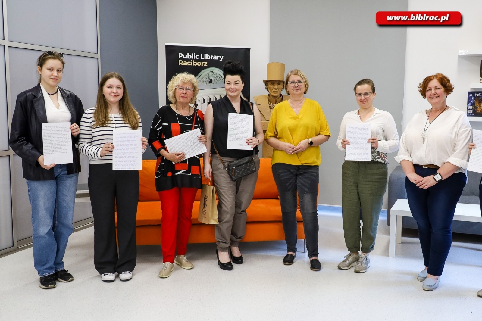 Zdjęcie w galerii na portalu naszraciborz.pl: Dorośli sprawdzili się w konkursie pięknego pisania wiadomości z regionu