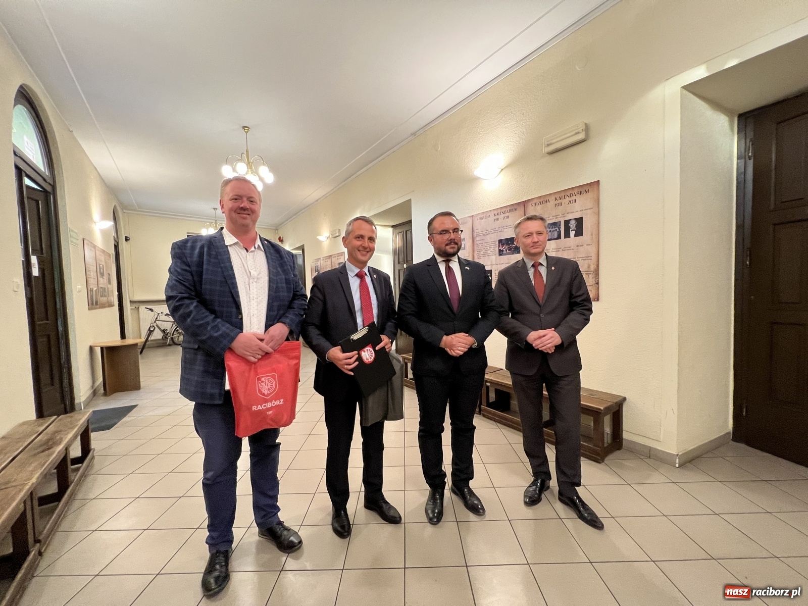 Zdjęcie w galerii na portalu naszraciborz.pl: Wiceszef polskiej dyplomacji w Raciborzu. Mowa była o konflikcie w Ukrainie wiadomości z regionu