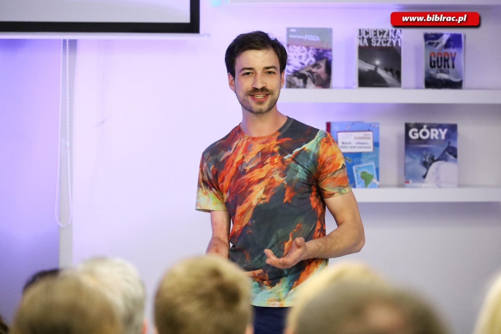 Zdjęcie w galerii na portalu naszraciborz.pl: Poza horyzonty z Jankiem Melą. Spotkanie w raciborskiej bibliotece wiadomości z regionu