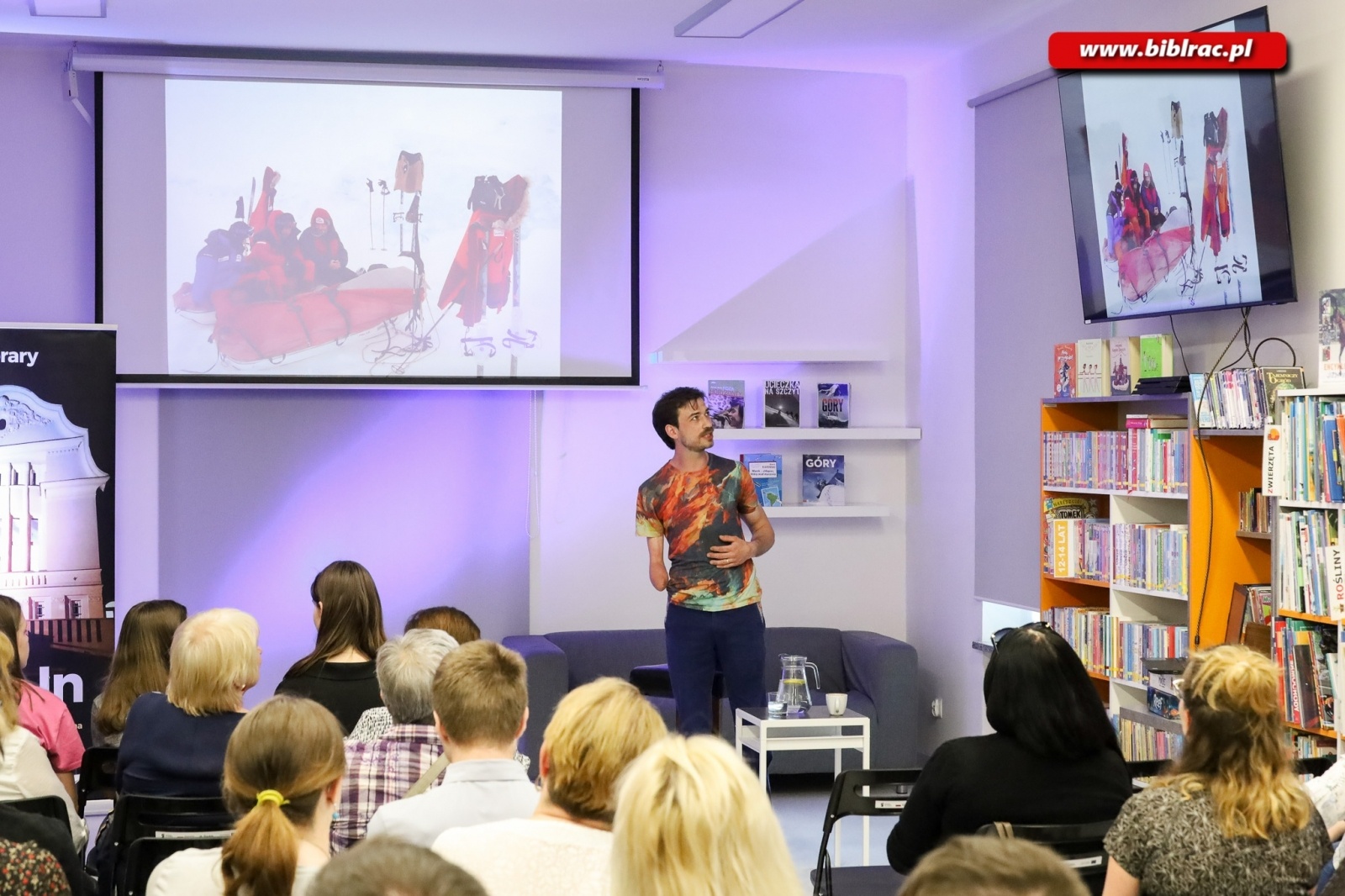 Zdjęcie w galerii na portalu naszraciborz.pl: Poza horyzonty z Jankiem Melą. Spotkanie w raciborskiej bibliotece wiadomości z regionu