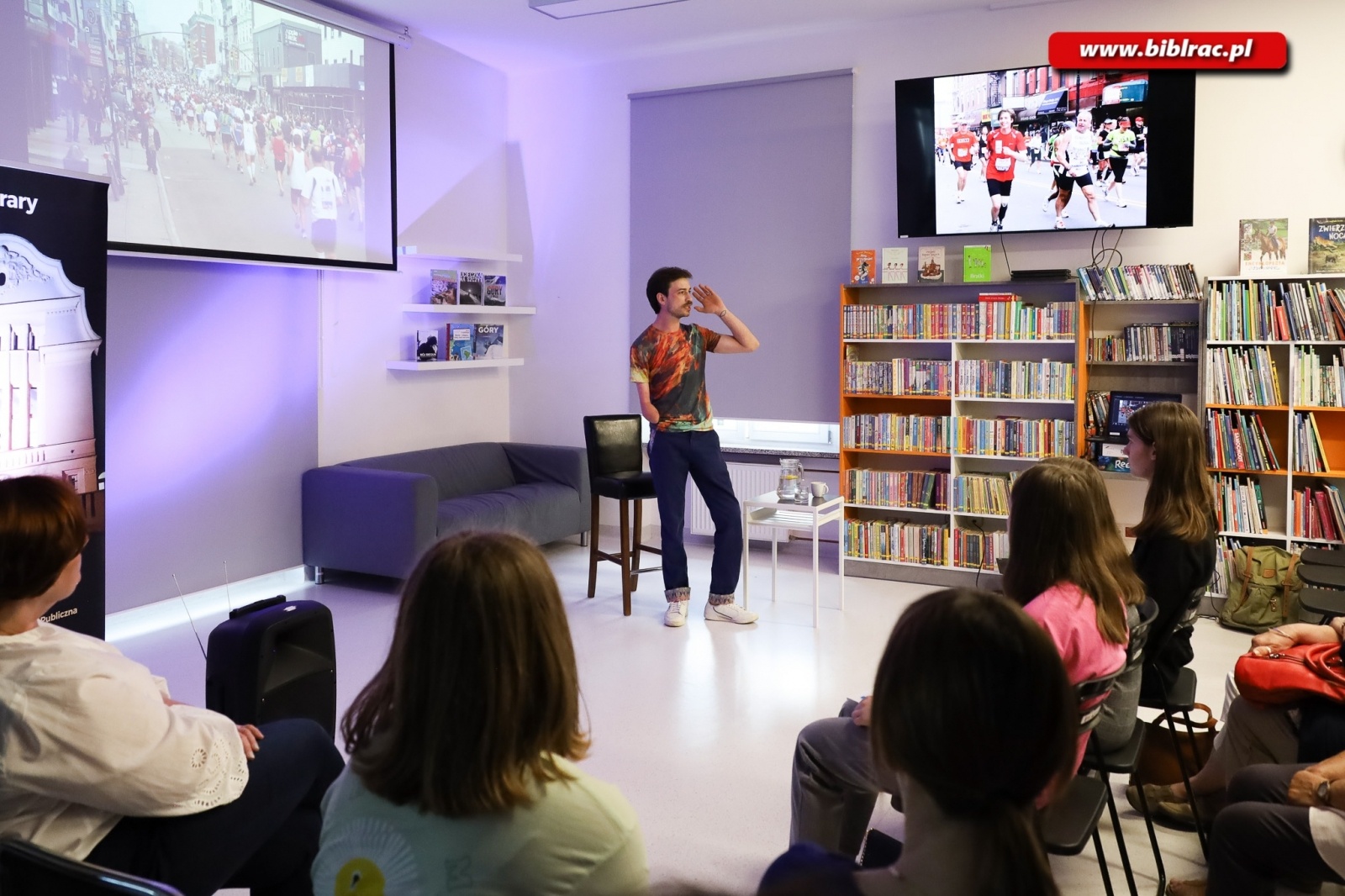 Zdjęcie w galerii na portalu naszraciborz.pl: Poza horyzonty z Jankiem Melą. Spotkanie w raciborskiej bibliotece wiadomości z regionu