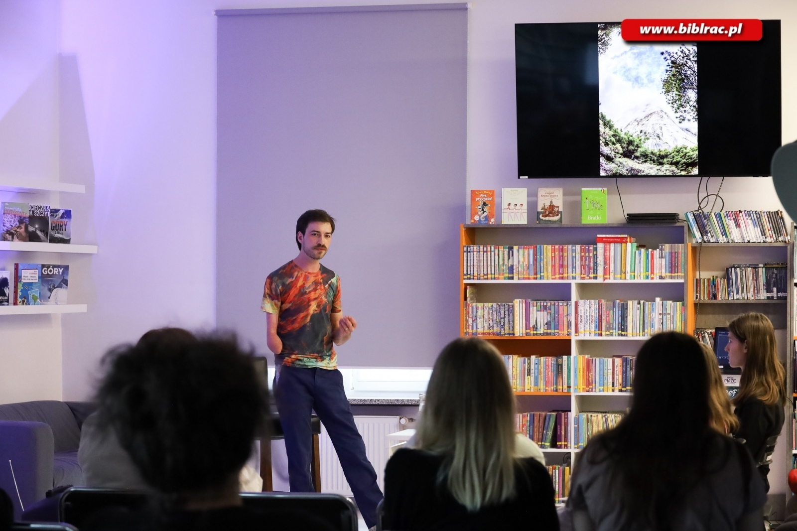 Zdjęcie w galerii na portalu naszraciborz.pl: Poza horyzonty z Jankiem Melą. Spotkanie w raciborskiej bibliotece wiadomości z regionu