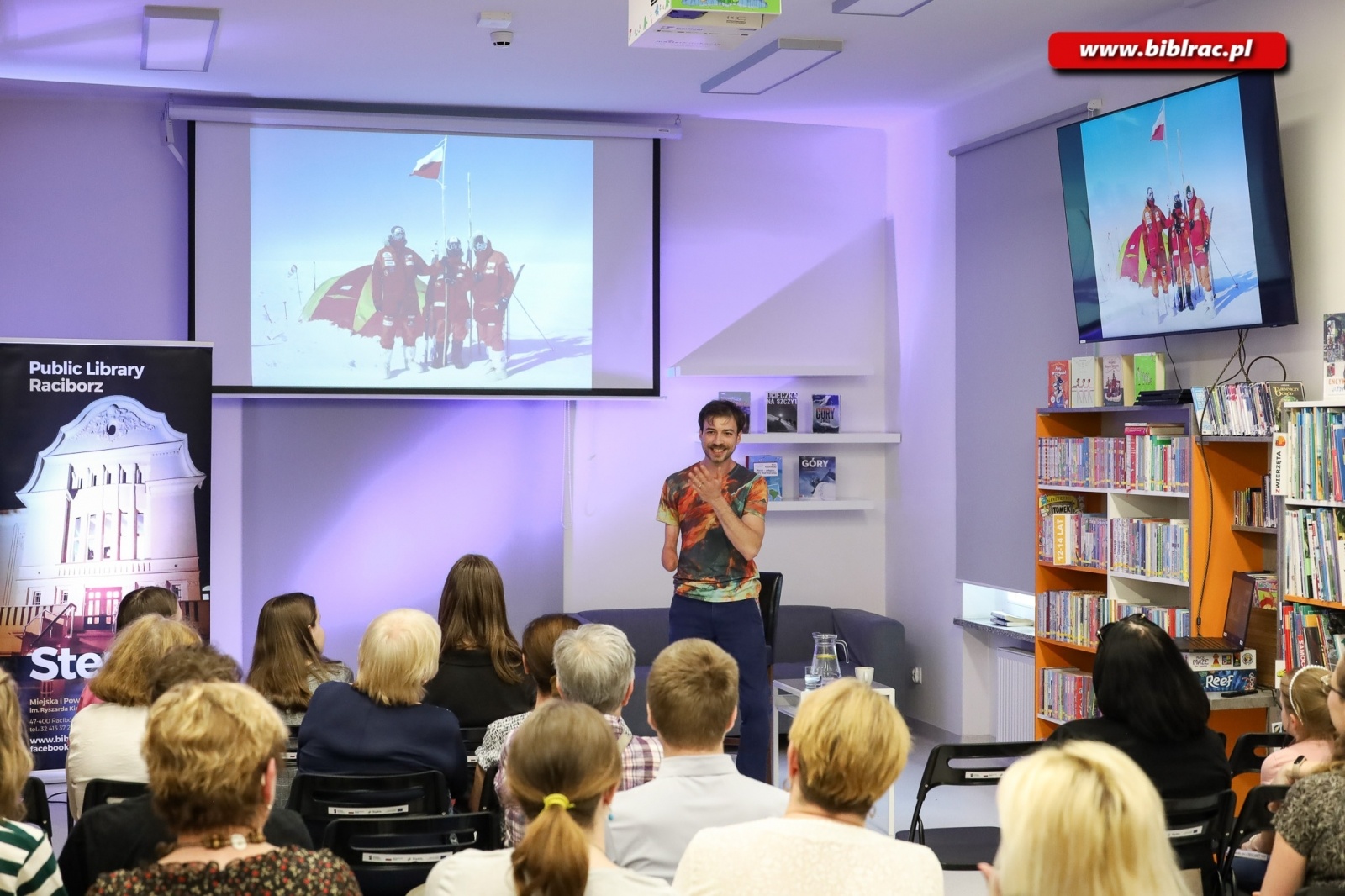 Zdjęcie w galerii na portalu naszraciborz.pl: Poza horyzonty z Jankiem Melą. Spotkanie w raciborskiej bibliotece wiadomości z regionu