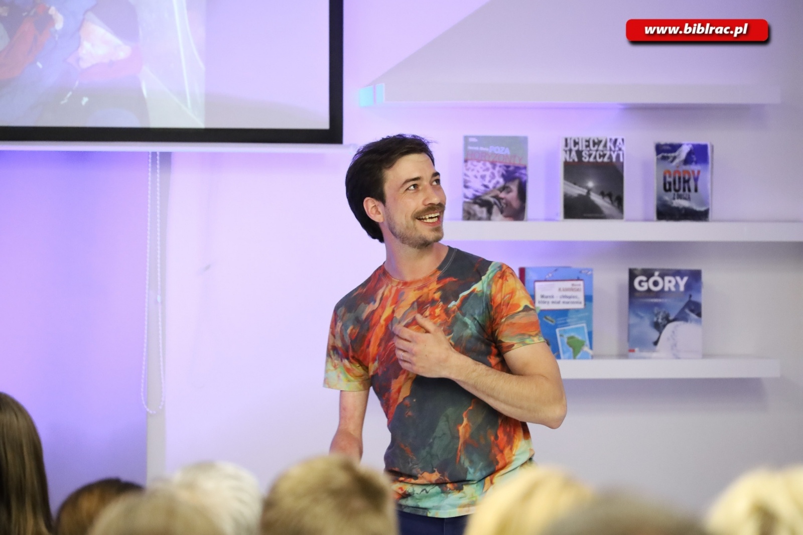 Zdjęcie w galerii na portalu naszraciborz.pl: Poza horyzonty z Jankiem Melą. Spotkanie w raciborskiej bibliotece wiadomości z regionu