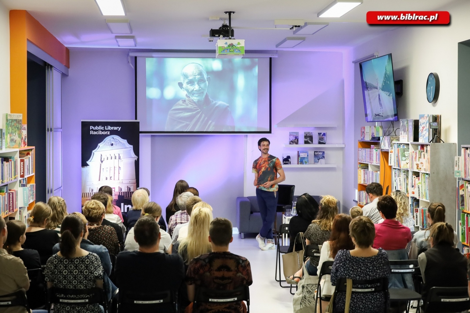 Zdjęcie w galerii na portalu naszraciborz.pl: Poza horyzonty z Jankiem Melą. Spotkanie w raciborskiej bibliotece wiadomości z regionu