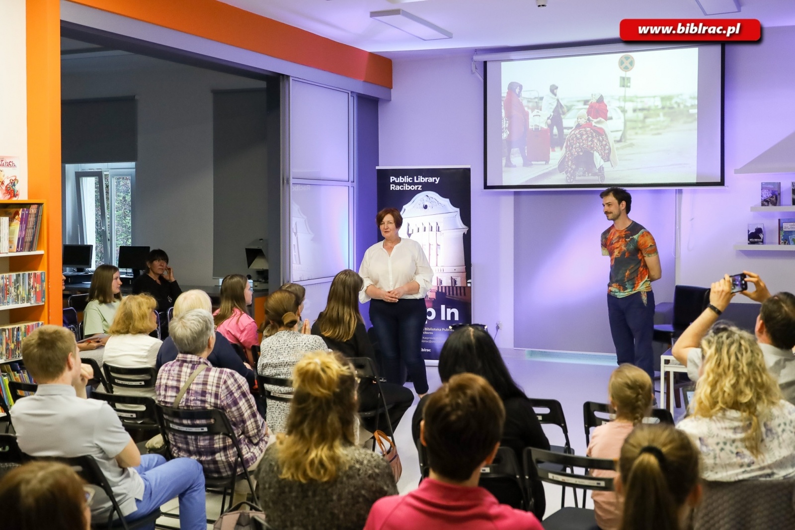 Zdjęcie w galerii na portalu naszraciborz.pl: Poza horyzonty z Jankiem Melą. Spotkanie w raciborskiej bibliotece wiadomości z regionu