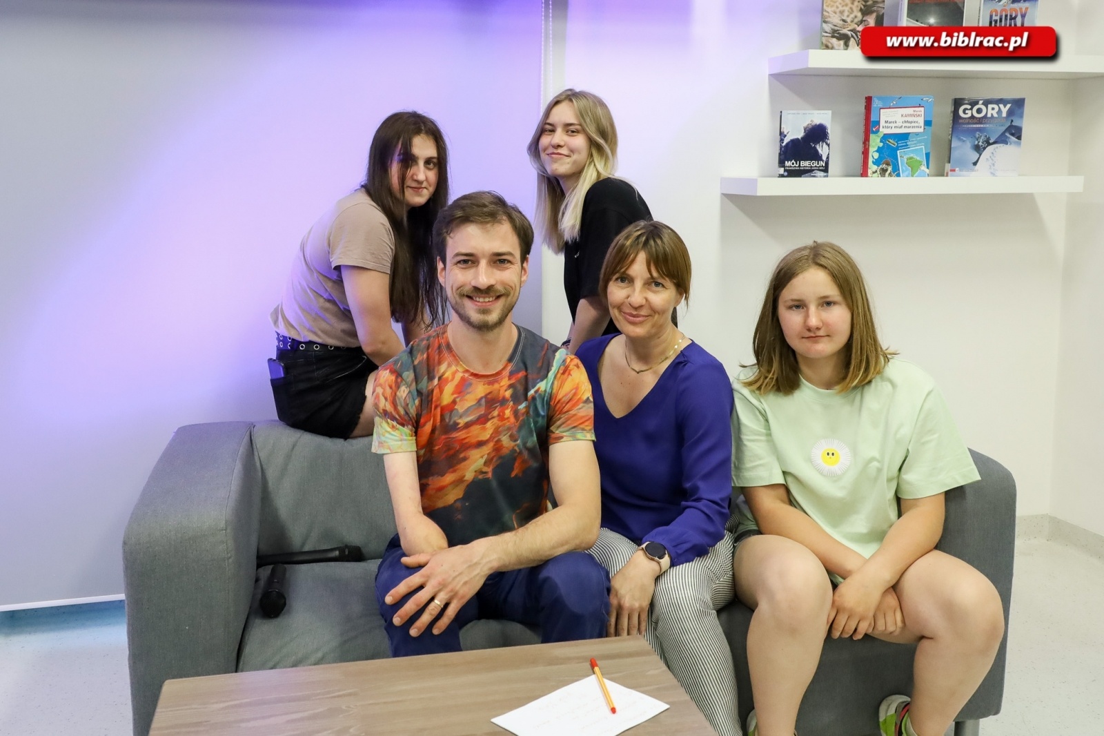 Zdjęcie w galerii na portalu naszraciborz.pl: Poza horyzonty z Jankiem Melą. Spotkanie w raciborskiej bibliotece wiadomości z regionu