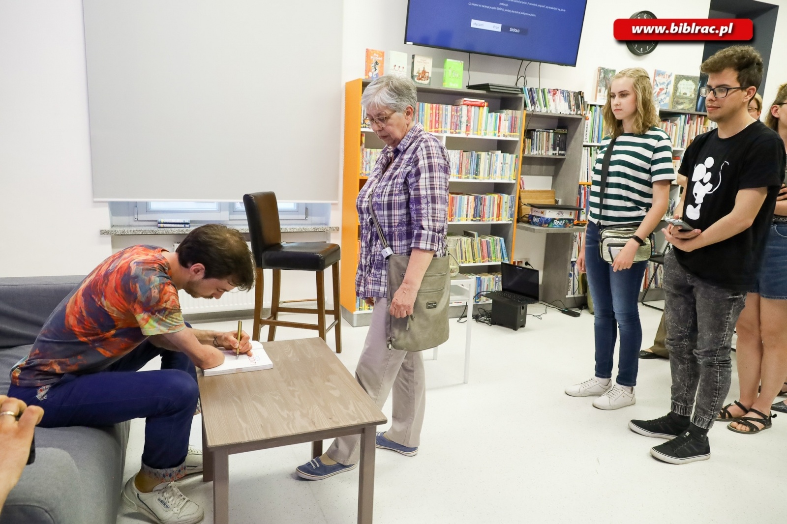 Zdjęcie w galerii na portalu naszraciborz.pl: Poza horyzonty z Jankiem Melą. Spotkanie w raciborskiej bibliotece wiadomości z regionu