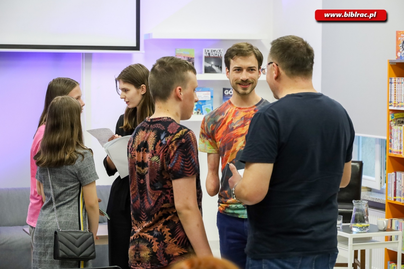 Zdjęcie w galerii na portalu naszraciborz.pl: Poza horyzonty z Jankiem Melą. Spotkanie w raciborskiej bibliotece wiadomości z regionu