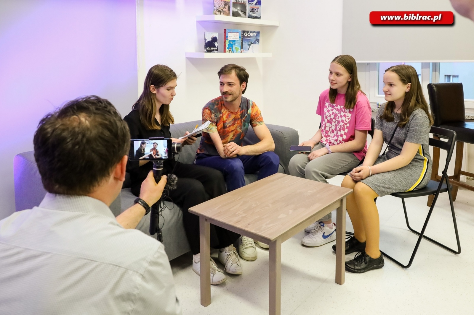 Zdjęcie w galerii na portalu naszraciborz.pl: Poza horyzonty z Jankiem Melą. Spotkanie w raciborskiej bibliotece wiadomości z regionu