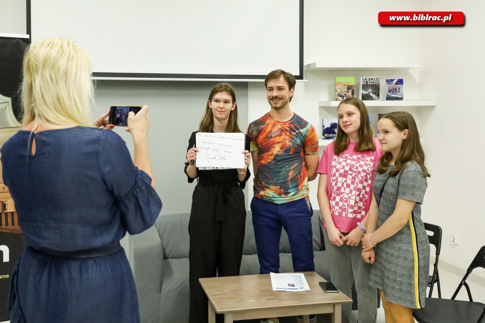 Zdjęcie w galerii na portalu naszraciborz.pl: Poza horyzonty z Jankiem Melą. Spotkanie w raciborskiej bibliotece wiadomości z regionu