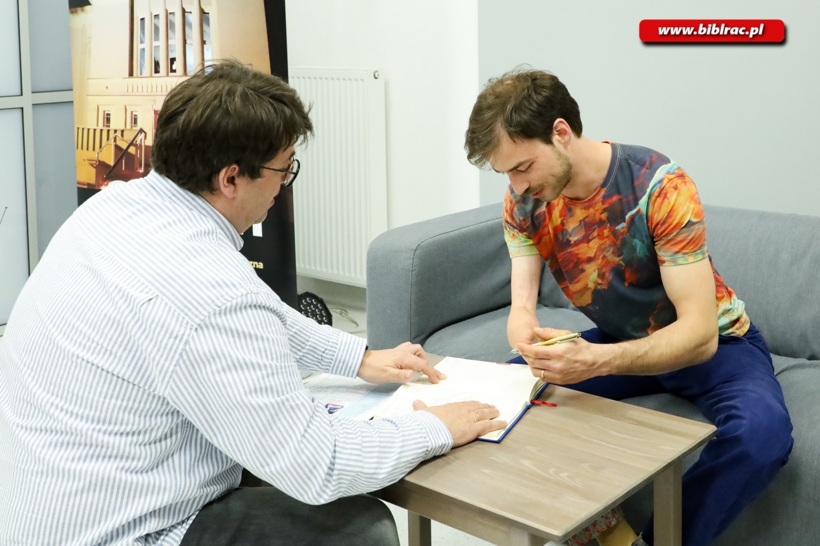 Zdjęcie w galerii na portalu naszraciborz.pl: Poza horyzonty z Jankiem Melą. Spotkanie w raciborskiej bibliotece wiadomości z regionu