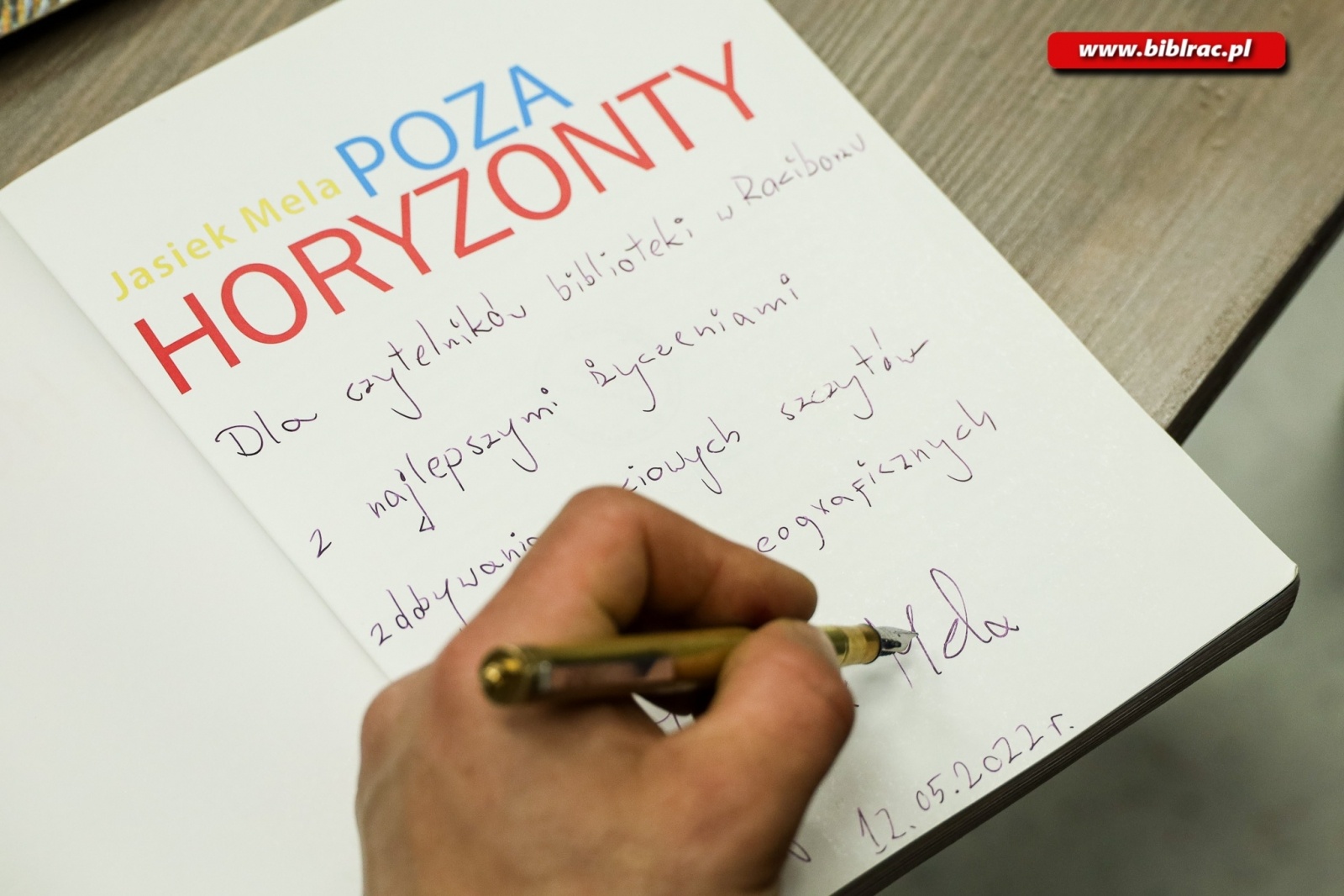 Zdjęcie w galerii na portalu naszraciborz.pl: Poza horyzonty z Jankiem Melą. Spotkanie w raciborskiej bibliotece wiadomości z regionu