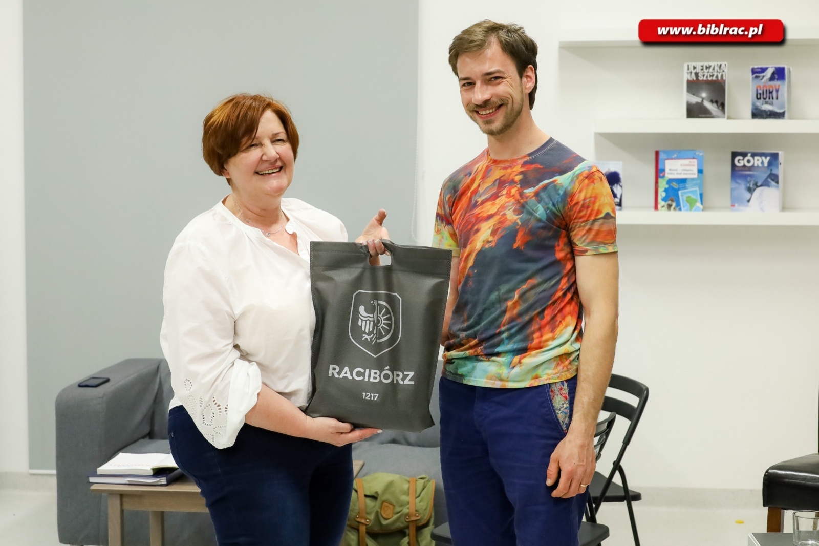 Zdjęcie w galerii na portalu naszraciborz.pl: Poza horyzonty z Jankiem Melą. Spotkanie w raciborskiej bibliotece wiadomości z regionu