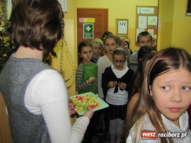 Zdjęcie w galerii na portalu naszraciborz.pl: Pluszowy miś bohaterem w Trzynastce wiadomości z regionu