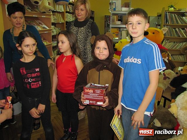 Zdjęcie w galerii na portalu naszraciborz.pl: Pluszowy miś bohaterem w Trzynastce wiadomości z regionu