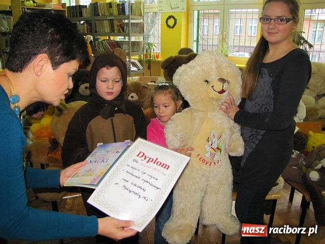 Zdjęcie w galerii na portalu naszraciborz.pl: Pluszowy miś bohaterem w Trzynastce wiadomości z regionu