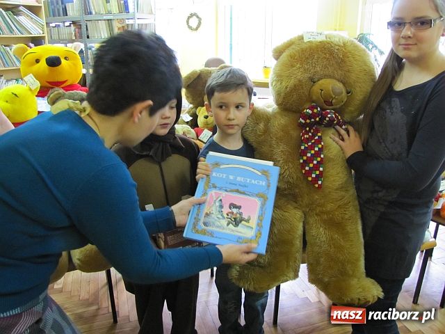 Zdjęcie w galerii na portalu naszraciborz.pl: Pluszowy miś bohaterem w Trzynastce wiadomości z regionu