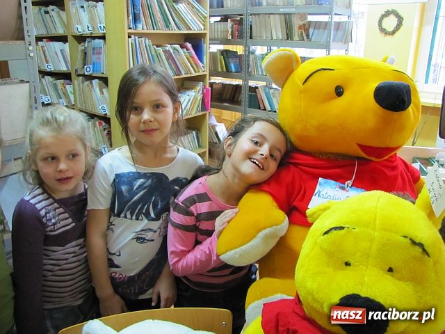 Zdjęcie w galerii na portalu naszraciborz.pl: Pluszowy miś bohaterem w Trzynastce wiadomości z regionu