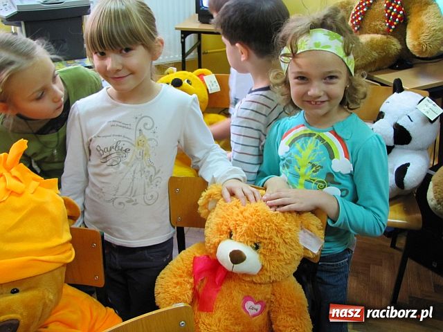 Zdjęcie w galerii na portalu naszraciborz.pl: Pluszowy miś bohaterem w Trzynastce wiadomości z regionu