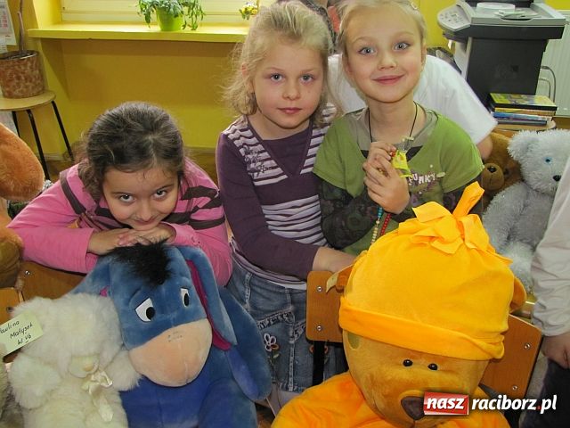 Zdjęcie w galerii na portalu naszraciborz.pl: Pluszowy miś bohaterem w Trzynastce wiadomości z regionu