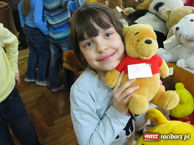 Zdjęcie w galerii na portalu naszraciborz.pl: Pluszowy miś bohaterem w Trzynastce wiadomości z regionu