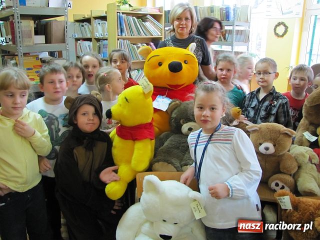 Zdjęcie w galerii na portalu naszraciborz.pl: Pluszowy miś bohaterem w Trzynastce wiadomości z regionu