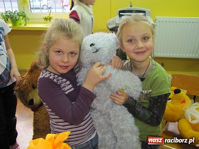 Zdjęcie w galerii na portalu naszraciborz.pl: Pluszowy miś bohaterem w Trzynastce wiadomości z regionu