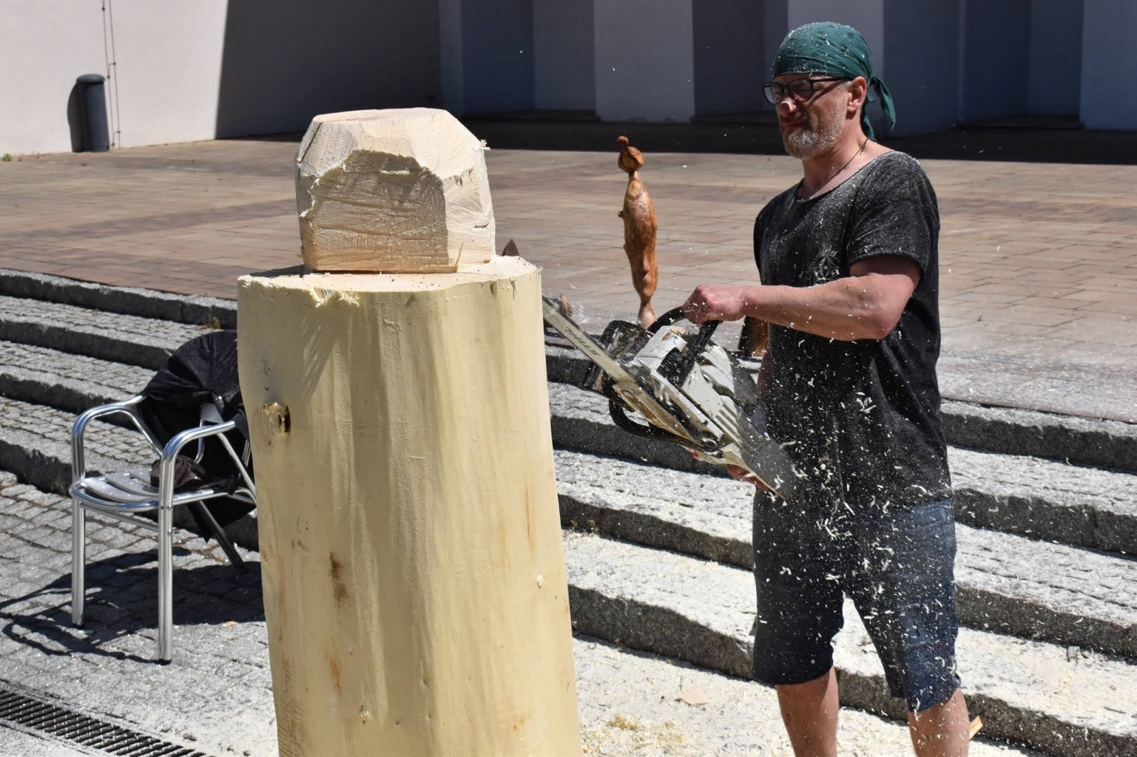 Zdjęcie w galerii na portalu naszraciborz.pl: Na zamku wióry lecą. Panowie rzeźbią księżniczki [FOTO] wiadomości z regionu
