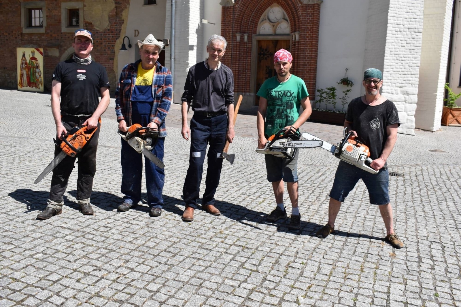 Zdjęcie w galerii na portalu naszraciborz.pl: Na zamku wióry lecą. Panowie rzeźbią księżniczki [FOTO] wiadomości z regionu