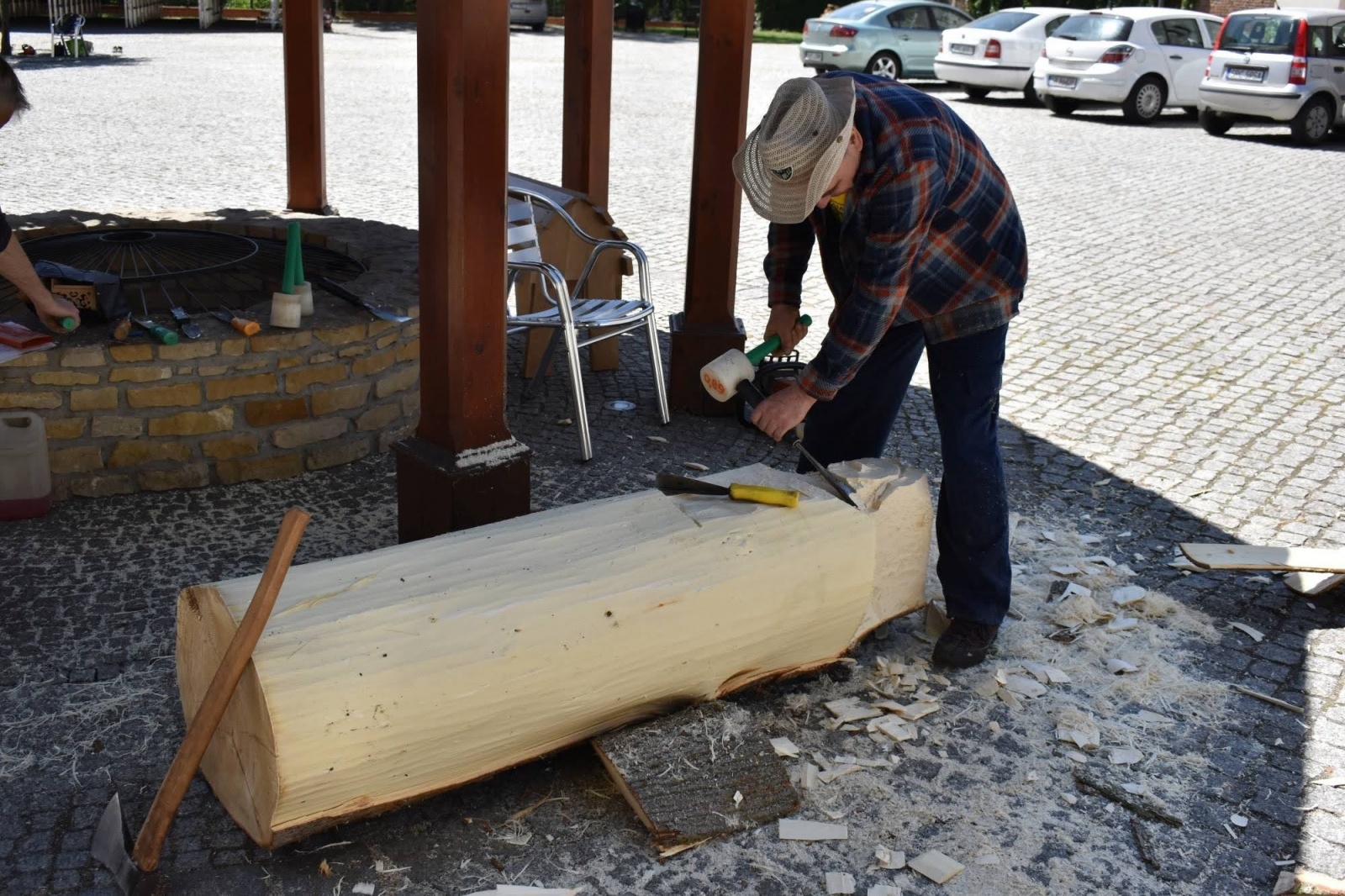 Zdjęcie w galerii na portalu naszraciborz.pl: Na zamku wióry lecą. Panowie rzeźbią księżniczki [FOTO] wiadomości z regionu