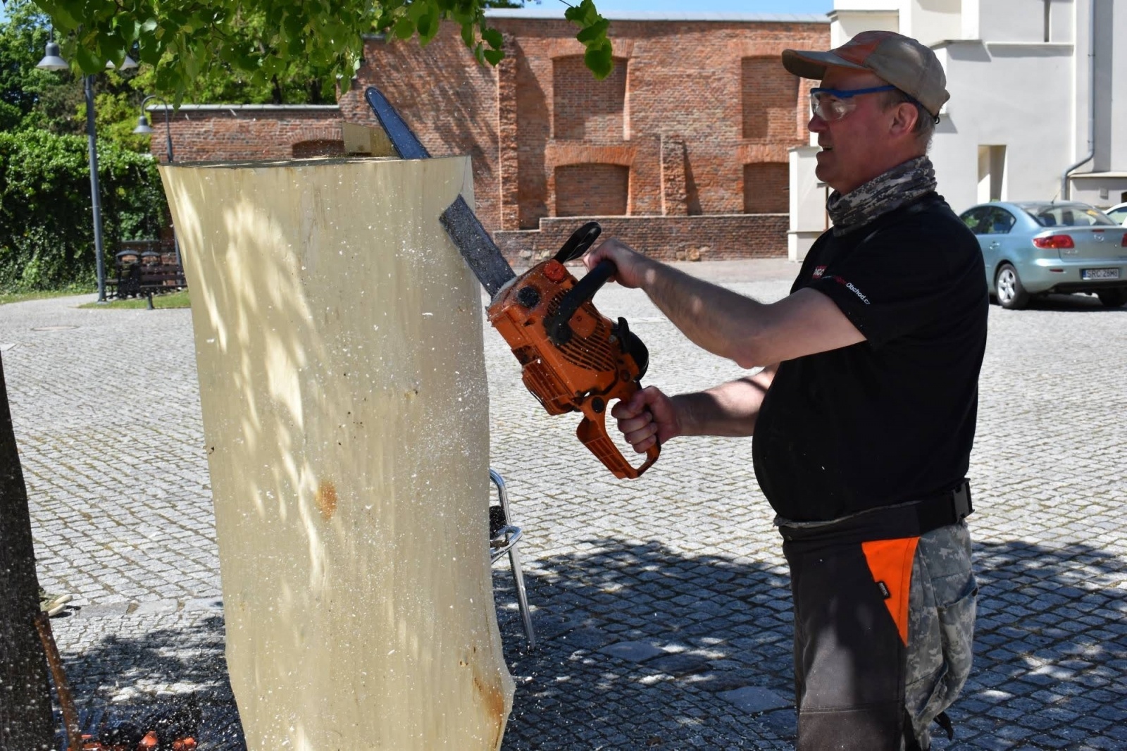 Zdjęcie w galerii na portalu naszraciborz.pl: Na zamku wióry lecą. Panowie rzeźbią księżniczki [FOTO] wiadomości z regionu