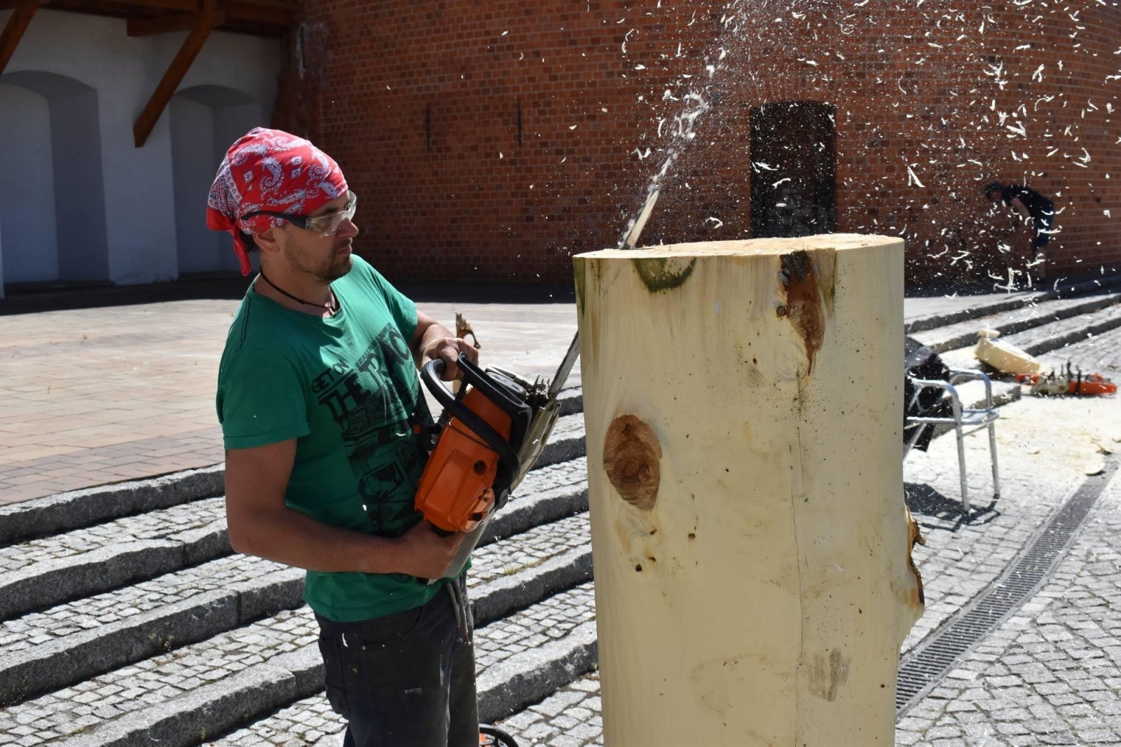 Zdjęcie w galerii na portalu naszraciborz.pl: Na zamku wióry lecą. Panowie rzeźbią księżniczki [FOTO] wiadomości z regionu