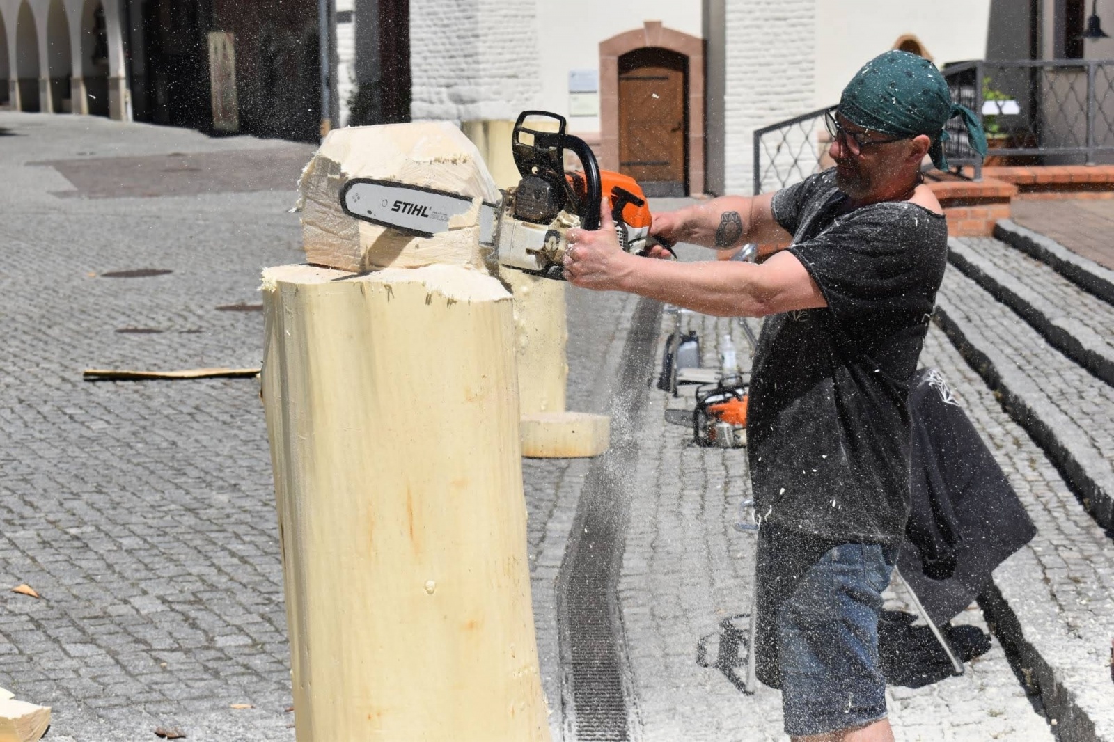 Zdjęcie w galerii na portalu naszraciborz.pl: Na zamku wióry lecą. Panowie rzeźbią księżniczki [FOTO] wiadomości z regionu