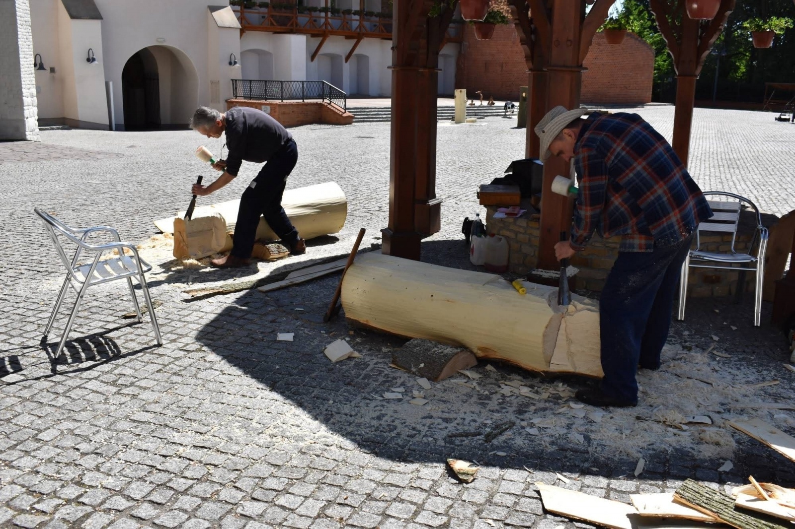 Zdjęcie w galerii na portalu naszraciborz.pl: Na zamku wióry lecą. Panowie rzeźbią księżniczki [FOTO] wiadomości z regionu