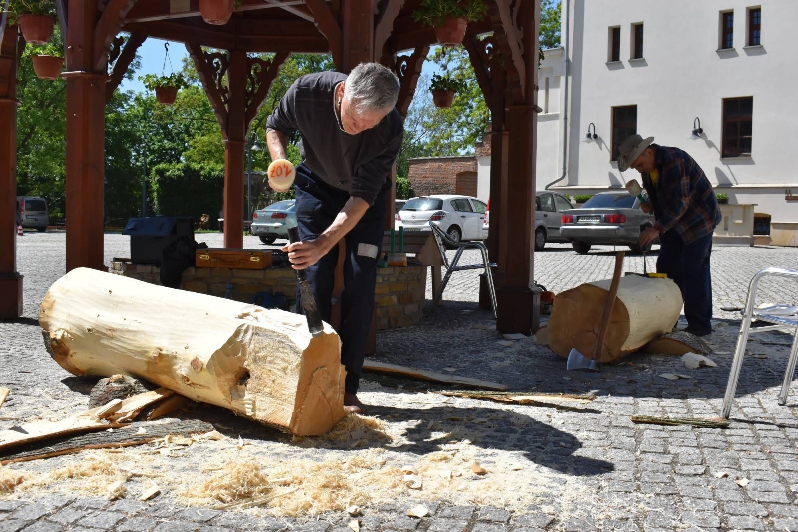 Zdjęcie w galerii na portalu naszraciborz.pl: Na zamku wióry lecą. Panowie rzeźbią księżniczki [FOTO] wiadomości z regionu