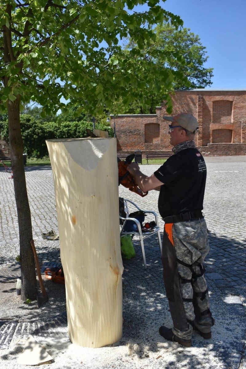 Zdjęcie w galerii na portalu naszraciborz.pl: Na zamku wióry lecą. Panowie rzeźbią księżniczki [FOTO] wiadomości z regionu