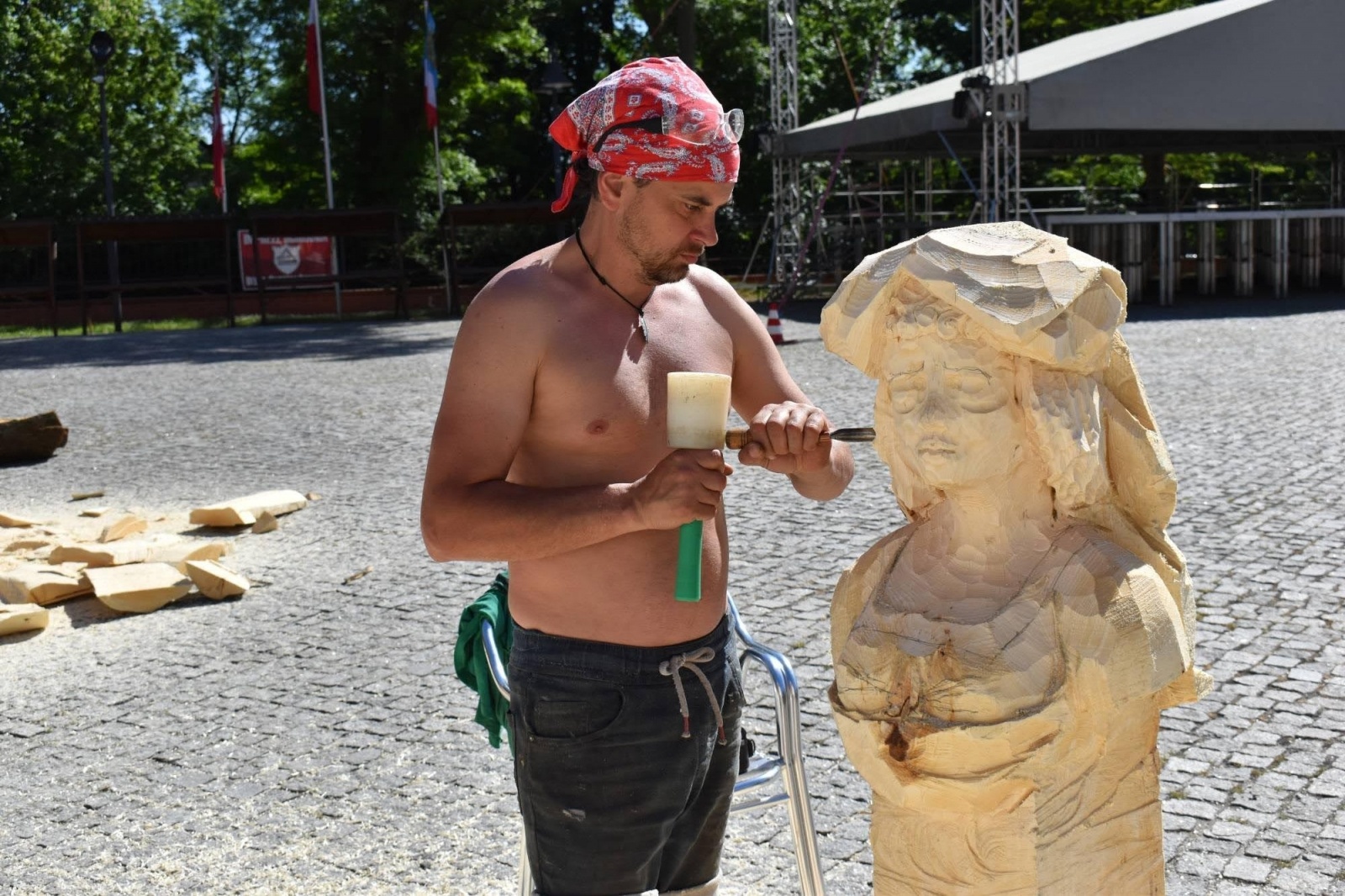 Zdjęcie w galerii na portalu naszraciborz.pl: Na zamku wióry lecą. Panowie rzeźbią księżniczki [FOTO] wiadomości z regionu