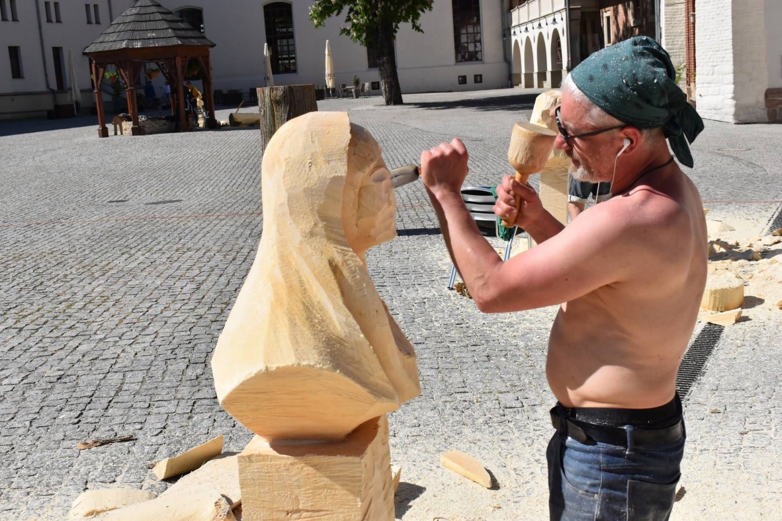 Zdjęcie w galerii na portalu naszraciborz.pl: Na zamku wióry lecą. Panowie rzeźbią księżniczki [FOTO] wiadomości z regionu