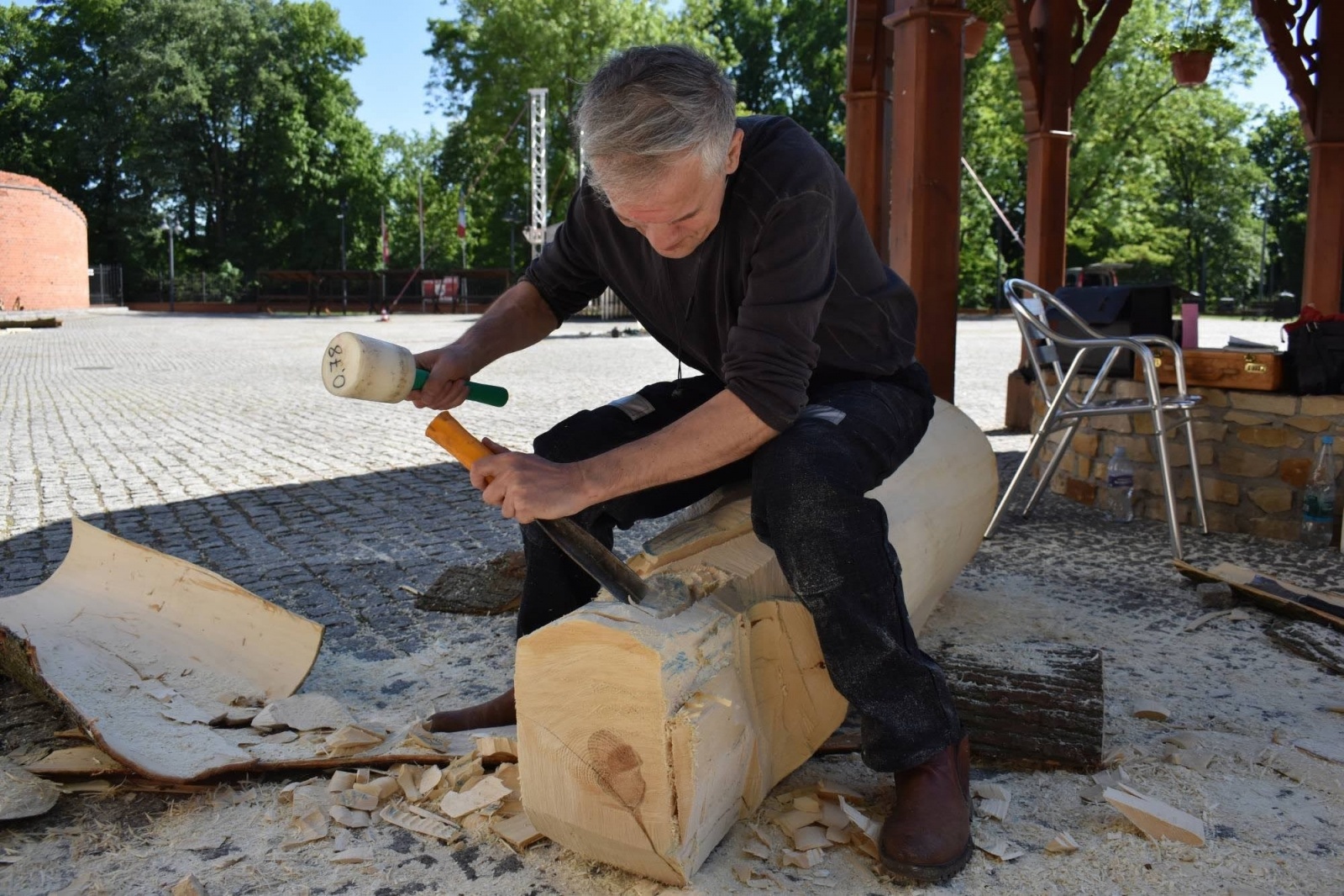 Zdjęcie w galerii na portalu naszraciborz.pl: Na zamku wióry lecą. Panowie rzeźbią księżniczki [FOTO] wiadomości z regionu
