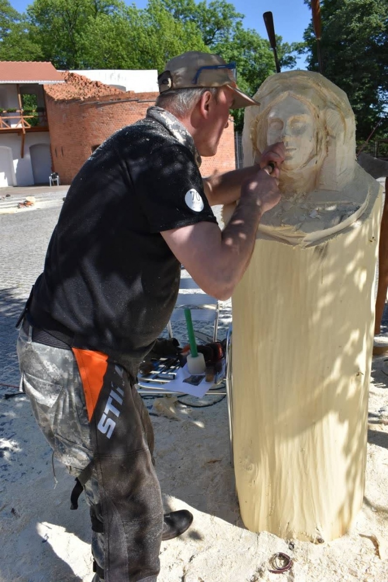 Zdjęcie w galerii na portalu naszraciborz.pl: Na zamku wióry lecą. Panowie rzeźbią księżniczki [FOTO] wiadomości z regionu