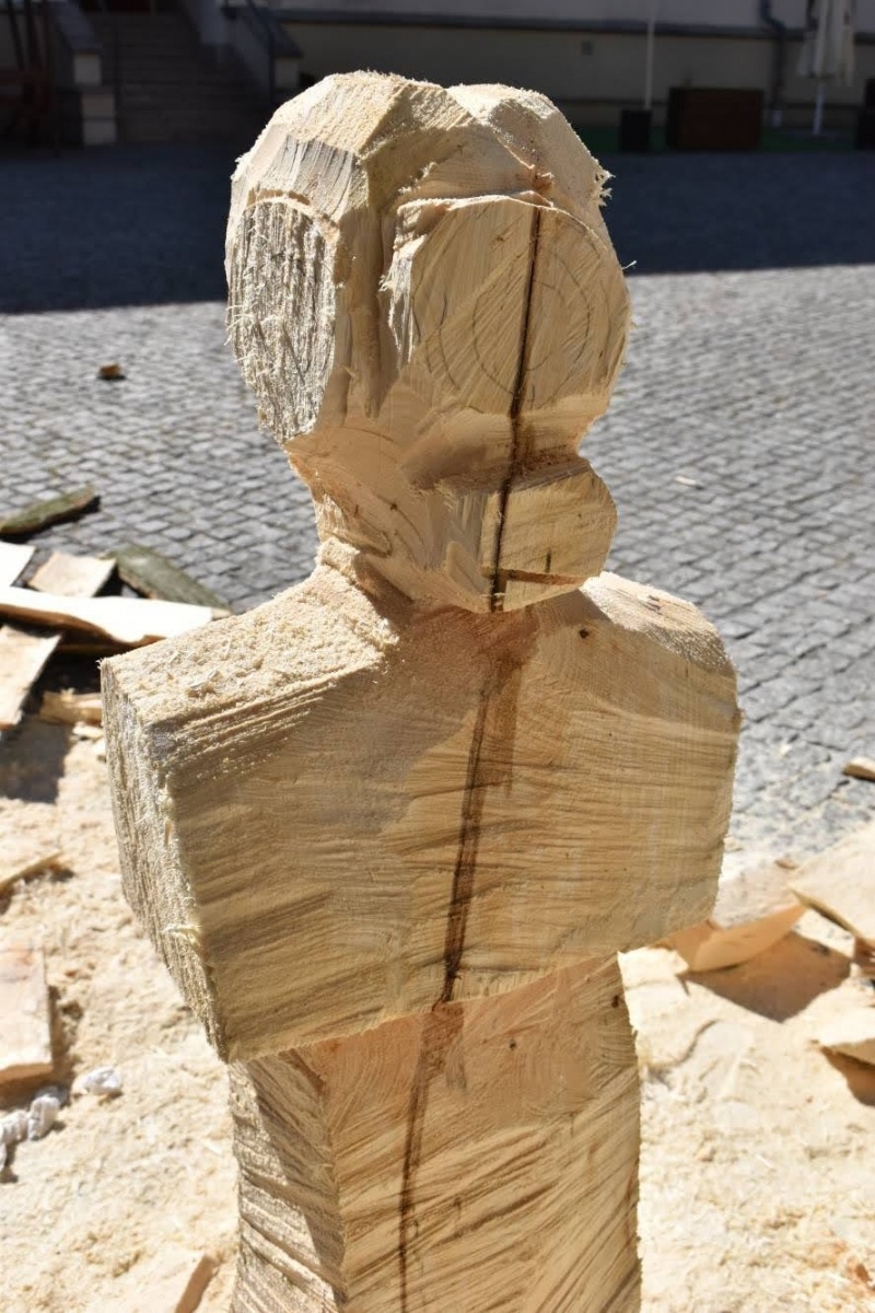 Zdjęcie w galerii na portalu naszraciborz.pl: Na zamku wióry lecą. Panowie rzeźbią księżniczki [FOTO] wiadomości z regionu