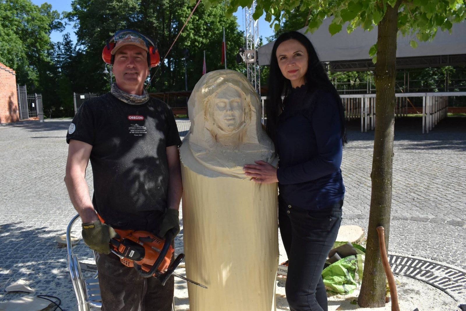 Zdjęcie w galerii na portalu naszraciborz.pl: Na zamku wióry lecą. Panowie rzeźbią księżniczki [FOTO] wiadomości z regionu