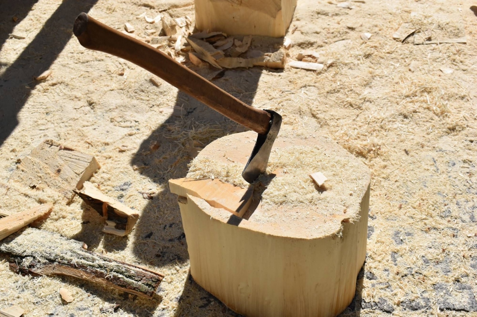 Zdjęcie w galerii na portalu naszraciborz.pl: Na zamku wióry lecą. Panowie rzeźbią księżniczki [FOTO] wiadomości z regionu